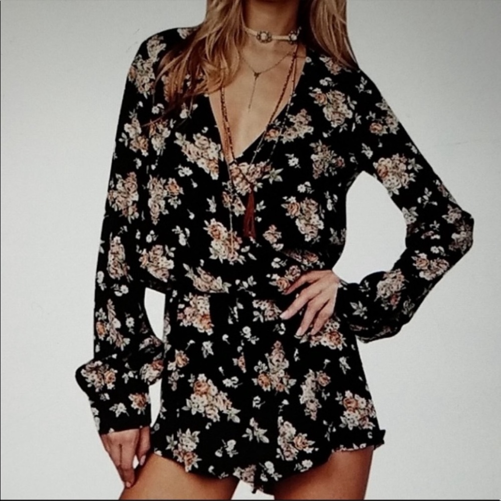 NWT blue life floral romper! So cute low cut front! Size medium! Elastic waist